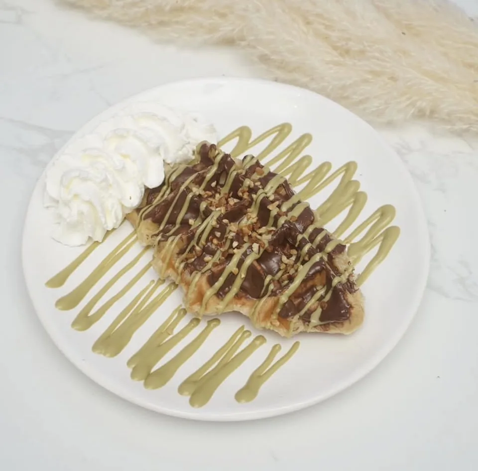 Croffle gourmand au chocolat, pistache et chantilly
