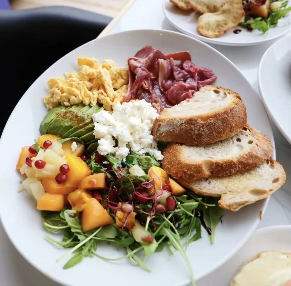 Assiette Brunchie avec œufs, feta, avocat et fruits frais
